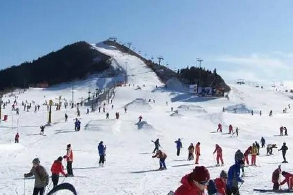 青岛融创藏马山滑雪场