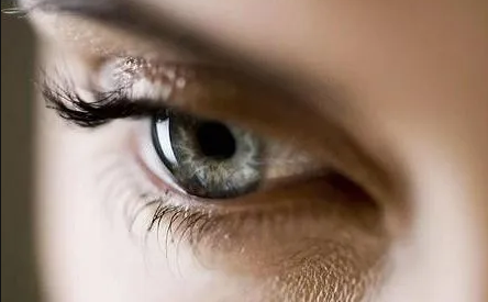 眼睛干涩视力模糊是什么原因造成的